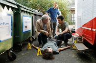 Rentnercops – Im Hof einer Drogenberatungsstelle wird der Ex-Junkie Julius (Jascha Baum, liegend) tot aufgefunden. Günter Hoffmann (Wolfgang Winkler, l.), Michael Sachs (Henrik Heutmann, M.) und Hui Ko (Aaron Le, r.) am Tatort.