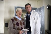 Der Bergdoktor – Dr. Martin Gruber (Hans Sigl, r.) sucht Rat bei Roman (Siegfried Rauch, l.).
