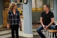 Last Man Standing – Vanessa (Nancy Travis, l.); Mike (Tim Allen, r.)