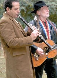 Monk – Monk (Tony Shalhoub, l.) kann gar nicht fassen, dass er den Countrystar Willie Nelson (Willie Nelson, r.) persönlich treffen wird.