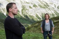 Die Bergretter – Philipp Binder (Kai Malina, l.) eröffnet Sabine Lechner (Muriel Baumeister, r.), dass er ihr leiblicher Sohn ist. Doch verzeihen kann er ihr nicht.