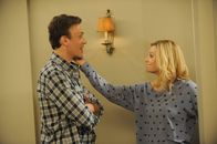 How I Met Your Mother – Um die "Slap of a Million Exploding Suns" zu meistern, muss sich Marshall (Jason Segel, l.) von Crazy Meg (April Bowlby, r.) ohrfeigen lassen ...