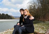 Sturm der Liebe – ARD STURM DER LIEBE FOLGE 1537 Uhr im ERSTEN. Theresa (Ines Lutz, r.) findet überraschend Trost bei Moritz (Daniel Fünffrock, l.).
