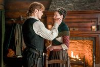 Outlander - Die Highland-Saga – Claire (Caitriona Balfe), Jamie (Sam Heughan)