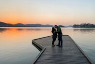 Hin und weg – Hin und weg Schweizer Liebesgeschichten aus aller Welt Staffel 5 Folge 5 Sharon und Mathias Kuss beim Sonnenuntergang in Wuxi 2022