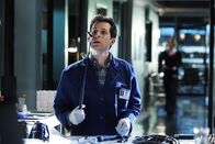 CSI: Vegas – Der Labortechniker und Toxikologe Henry Andrews (Jon Wellner) unterzieht das Beweisstück einer Reihe von Tests, um die Ermittlungen im Mordfall Burns voranzutreiben.