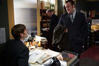 Der junge Inspektor Morse – PC Jim Strange (Sean Rigby, r.) bittet Endeavour Morse (Shaun Evans, l.) um einen Gefallen. Er soll ihn bei einem Date mit einem Mädchen begleiten.
