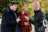 Der Nesthocker – Marc (Simon Licht) ist erstaunt, als er seinen Kollegen und ewigen Verlierer Armin (Francis Fulton-Smith, li.) mit der attraktiven Tina (Carin C. Tietze) trifft.