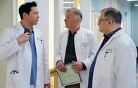 In aller Freundschaft – SENDER: ARD - SENDETITEL: In aller Freundschaft Folge 824 - UNTERTITEL: Männersache - CAPTION: ARD/MDR IN ALLER FREUNDSCHAFT FOLGE 824 , "Männersache" Uhr im ERSTEN..Dr. Philipp Brentano (Thomas Koch, li.), der schon am Morgen wegen seines Sohnes Oskar etwas zu spät gekommen ist, bekommt einen Anruf aus der Schule. Oskar hat sich geprügelt und muss abgeholt werden. Da Philipps Frau Arzu gerade nicht greifbar ist, bietet Dr. Roland Heilmann (Thomas Rühmann, mi.) an, seine OP zu übernehmen. Hans-Peter Brenner (Michael Trischan, re.) ahnt, dass das dem Chefarzt Dr. Hoffmann nicht passen wird..
