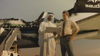 Mayday - Alarm im Cockpit – REENACTMENT - Ermittler (gespielt von Martin Sims und Farid Yazdani) treffen auf dem Riyahd International Airport in Saudi-Arabien ein, um das schwelende Wrack des Saudia-Flugs 163 zu untersuchen. Sie suchen nach Beweisen für die Ursache des Feuers, bei dem alle 301 Menschen an Bord ums Leben kamen. (Cineflix 2023)