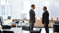 Suits – Auch seit Louis' (Rick Hoffmann, r.) langgehegter Wunsch wahr wurde, Seniorpartner in der Kanzlei zu sein, bestehen die Spannungen zwischen ihm und Harvey (Gabriel Macht, l.) weiter.