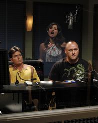 Two and a Half Men – Charlie (Charlie Sheen, l.) trifft seine Ex-Verlobte Mia (Emmanuelle Vaugier, M.) wieder, die Sängerin werden möchte. Da sie ihn offensichtlich noch liebt, will er ihr behilflich sein und geht mit ihr zu Lou (David Mattey, r.) ins Studio. Leider mit wenig Erfolg ...