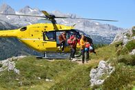 Die Bergretter – Das Bergretter-Team Katharina (Luise Bähr, l.), Simon (Ferdinand Seebacher, M.) und Markus (Sebastian Ströbel, r.) muss sich beeilen: Im Einsatz zählt jede Minute.