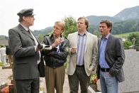 Die Rosenheim-Cops – Kann der Friedhofswärter Alois Knoll (Christoph Zrenner, l.) gegenüber Christian Lind (Tom Mikulla, r.), Tobias Hartl (Michael A. Grimm, 2.v.r.) und Michi Mohr (Max Müller, 2.v.l.) wichtige Angaben machen?