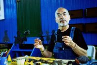 Löwenzahn Classics – Peter (Peter Lustig) hat seine Leidenschaft für das Puppentheater entdeckt. Hier hat er sich für eine Schattentheatervorführung eine Menschenkette aus Papier ausgeschnitten.