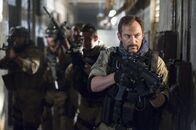 Green Zone – Major Briggs (Jason Isaacs) stürmt gemeinsam mit seinem Team eine geheime Zusammenkunft hochkarätiger Saddam-Vertrauter.