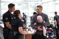 The Rookie – Officer Lucy (Melissa O'Neil, M.) und Tim (Eric Winter, l.) suchen bei Staatsanwalt Wesley (Shawn Ashmore, r.) rechtlichen Rat, als dieser zufällig mit seinem Kind auf der Polizeistation vorbeikommt.