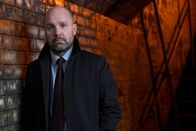 From Darkness – Für John Hind (Johnny Harris) hängt sehr viel an der Aufklärung des Falles. Er muss seine Karriere retten und darf sich keine Fehler erlauben.