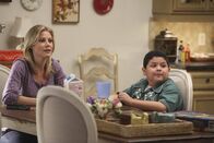 Modern Family – Julie Bowen (Claire Dunphy), Rico Rodriguez (Manny Delgado).