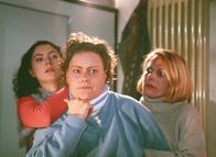Hinter Gittern - Der Frauenknast – Melanie (Sigrid M. Schnückel mi.) wird von Jule (Anke Rähm li.) und Anna (Bettina Kramer re.) gefesselt und abgeführt. Sie wollen wissen, wer die Dratzieherin im Drogengeschäft ist.