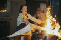 Die Cooking Academy – Irinii Dimitriou (Lara Kimpel, l.); Destiny Pellucci (Vita Tepel, r.)