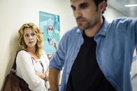 Weil ich dich liebe – Erst als ihr Sohn ins Krankenhaus eingeliefert wird, erfährt Eva (Felicitas Woll, l.), dass ihr Ehemann, der freiberufliche Fotograf Luis (Renato Schuch, r.), schon seit geraumer Zeit die Krankenversicherung nicht mehr bezahlen konnte. Ein fester Job muss her - und dies ist der Anfang vom Ende ...