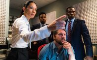 Elementary – L-R: Watson (Lucy Liu) und das NYPD (Jon Michael Hill, hinten; Zachary Knighton, vorne; Curtiss Cook) suchen nach einer vermissten Frau, die offenbar entführt wurde. Aber nichts ist, wie es scheint ...