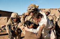 Lone Survivor – Als die Navy Seals Marcus Luttrell (Mark Wahlberg, r.) aus dem afghanischen Dorf holen, kann sich der Gerettete nur bei den Bewohnern bedanken, dass er den blutigen Kampf überlebt hat ...