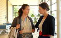 In aller Freundschaft – Dr. Maria Weber (Annett Renneberg, re.) hat einen Gospel-Chor im Park gelauscht, als Alma Bachmann (Monika Oschek, li.) plötzlich mit Schwindel zusammenbricht. Alma versucht ihren Zustand herunterzuspielen, doch Maria besteht auf eine Untersuchung in der Sachsenklinik. Almas Arm ist mit Sicherheit gebrochen, doch was ist der Grund für den Schwindel?