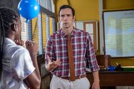 Death in Paradise – Als Naomi Thomas (Shantol Jackson) die Polizeiwache anlässlich DI Neville Parkers (Ralf Little) letzten Arbeitstages schmückt, kommt Neville eine zündende Idee, die ihn der Lösung des Falls näher bringt.
