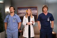 Grey's Anatomy – (v.l.n.r.) Dr. Andrew DeLuca (Giacomo Gianniotti); Dr. Meredith Grey (Ellen Pompeo); Dr. Atticus Lincoln (Chris Carmack)