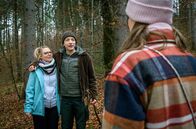 Sturm der Liebe – Gerry (Johannes Huth, M.) stellt Merle (Michaela Weingartner, r.) Josie (Lena Conzendorf, l.) als seine Freundin vor.