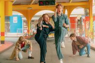 Die Fälle der Gerti B. – (v.li.): Popper (Walter Holecek), Gerti 80er (Alice Prosser), Crash 80er (Nils Arztmann), Popper (Peter Reitbauer)
