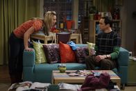 The Big Bang Theory – Während Raj, Leonard und Howard in Las Vegas sind, freut sich Sheldon (Jim Parsons, r.) auf seine sturmfreie Bude. Als er Penny (Kaley Cuoco, l.) im Hausflur trifft, bittet er sie, ihn auf keinen Fall zu belästigen. Doch leider muss er dann feststellen, dass er seinen Wohnungsschlüssel in der Wohnung vergessen hat und somit gezwungen ist, sich bei Penny einzunisten ...