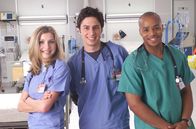 Scrubs - Die Anfänger – v.li.: Dr. Elliot Reid (Sarah Chalke), Dr. John 'J.D.' Dorian (Zach Braff), Dr. Christopher Turk (Donald Faison)