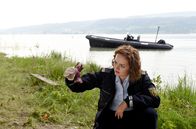 WaPo Bodensee – Julia Demmler (Wendy Güntensperger) entdeckt an der kalten Feuerstelle ein entscheidendes Beweismittel.