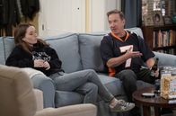 Last Man Standing – Eve Baxter (Kaitlyn Dever, l.); Mike Baxter (Tim Allen, r.)