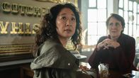 Killing Eve – Eve (Sandra Oh, l.) ist sich sicher, dass sie kurz davor ist die "Zwölf“ auffliegen zu lassen. Doch im Gespräch mit Carolyn (Fiona Shaw, r.) kommt Eve plötzlich etwas komisch vor.