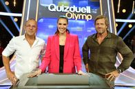Quizduell - Olymp – Quizmasterin Esther Sedlaczek (M.) mit den Kandidaten des Teams "Mannsbilder": Heino Ferch (l.) und Henning Baum (r.), beide Schauspieler.