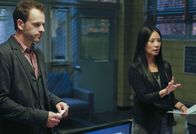 Elementary – Trent Annunzio, Professor für Ostasienstudien, wurde mit zwei Schüssen in den Augen getötet. Sherlock Holmes (Jonny Lee Miller, l.) und Joan Watson (Lucy Liu, r.) versuchen alles, um den Mörder zu fassen ...
