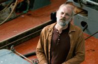Zimmer 108 – Guy Greeve (Sam Louwyck) weiß: Es ist kein gutes Zeichen, dass die Polizei vor seinem Boot steht.