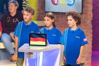 1, 2 oder 3 – Eine knifflige Quizfrage: Das blaue Rateteam aus Waltenhofen/Deutschland grübelt über die richtige Antwort.