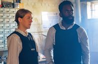 The Tower – Ein Tipp hat Matt Brannon zur Flucht verholfen – Sarah und Steve (Gemma Whelan und Jimmy Akingbola) sind zu spät und verpassen die Verhaftung knapp.