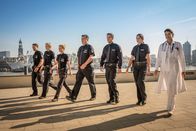 Notruf Hafenkante – v.l.: Mattes Seeler (Matthias Schloo), Melanie Hansen (Sanna Englund), Franzi Jung (Rhea Harder-Vennewald), Hans Moor (Bruno F. Apitz), Kris Freiberg (Marc Barthel), Pinar Aslan (Aybi Era) und Dr. Jasmin Jonas (Gerit Kling).