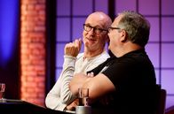 Wer weiß denn sowas? – Rateteam-Kapitän Elton (r.) und der Schauspieler Peter Lohmeyer (l.) bilden ein Rateteam.