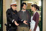 Oben ohne – (v.li.) Andreas Steppan (Gustl Horrowitz), Philip Leenders (James Horrowitz), Maria Köstlinger (Anna Schnabel).