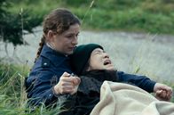 Höllgrund – Birgit (Joy Maria Bai, r.) hat während einer Fahrt Wehen bekommen, ein Reh angefahren und in ihrer Not nicht nur den Arzt, sondern auch ihre Freundin Tanja (Lou Strenger, l.) angerufen, die ihr so gut es geht zur Seite steht.