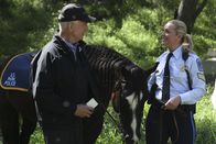 Navy CIS – Um den aktuellen Fall lösen zu können, muss Gibbs (Mark Harmon, l.) mit May Dawson (Elisabeth Röhm, r.) kooperieren. Schnell findet er Gefallen an der Zusammenarbeit mit der Polizistin und ihrem tierischen Begleiter ...