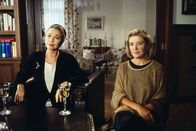 Alle meine Töchter – 6. Aufmerksame Zuhörer: Margot (Jutta Speidel, re.) und Sigrid Hohdorf (Christine Ostermayer, li.).