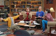 The Big Bang Theory – Eigentlich wollten die Mädels ein Wochenende in Las Vegas verbringen. Durch ein Missgeschick von Amy dürfen sie allerdings nicht in den Flieger und platzen so bei der Heimkehr mitten in eine Partie "Dungeons & Dragons" von Howard (Simon Helberg, r.), Sheldon (Jim Parsons, 2.v.r.), Leonard (Johnny Galecki, 2.v.l.) und Raj (Kunal Nayyar, l.) hinein ...